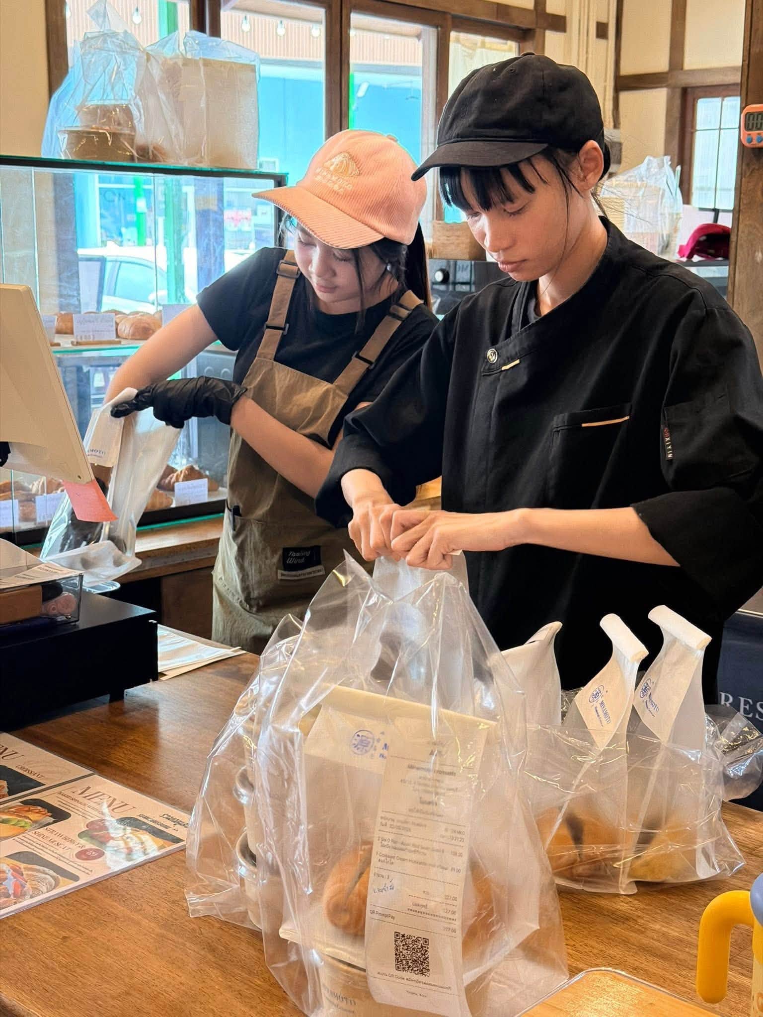 ทีมงาน Minamoto กำลังจัดเตรียมและห่อขนมให้ลูกค้าอย่างพิถีพิถัน