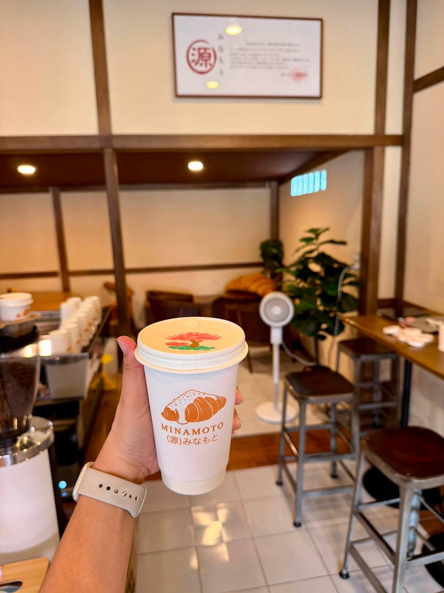 มุมนั่งพักภายในร้าน ตกแต่งด้วยไม้และต้นไม้เขียว บรรยากาศอบอุ่น